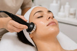 Tratamiento facial de radiofrecuencia con crema conductora en cabina de estética